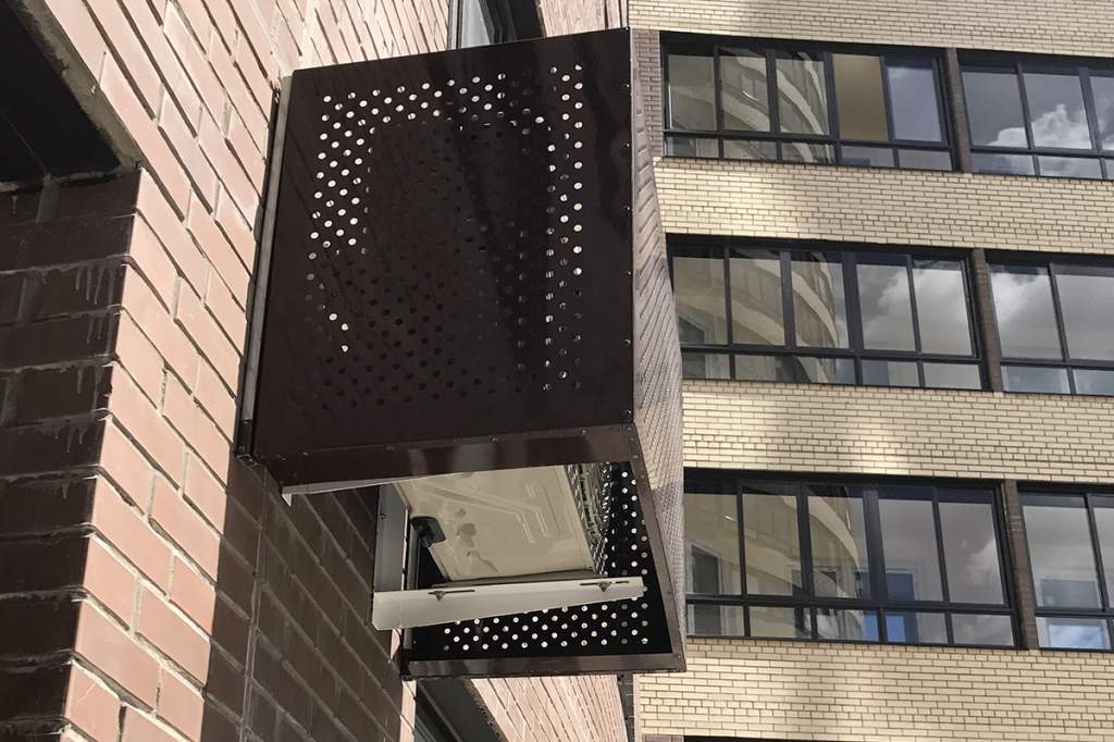 Короб для кондиционера на фасаде здания